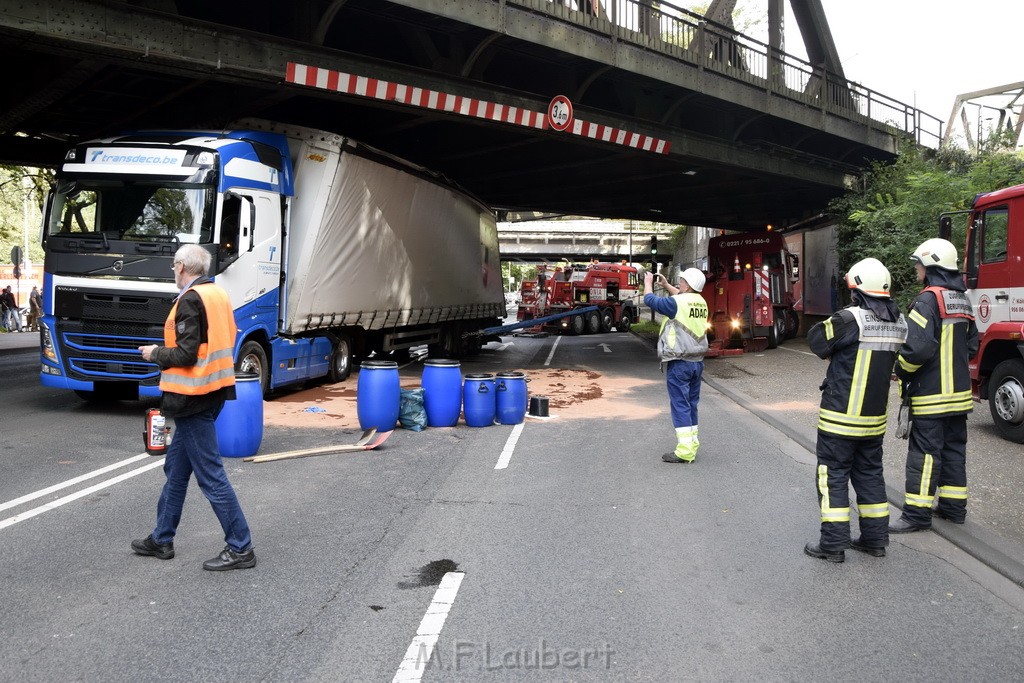 LKW blieb unter Bruecke haengen Koeln Ehrenfeld Innere Kanalstr Hornstr P266.JPG - Miklos Laubert